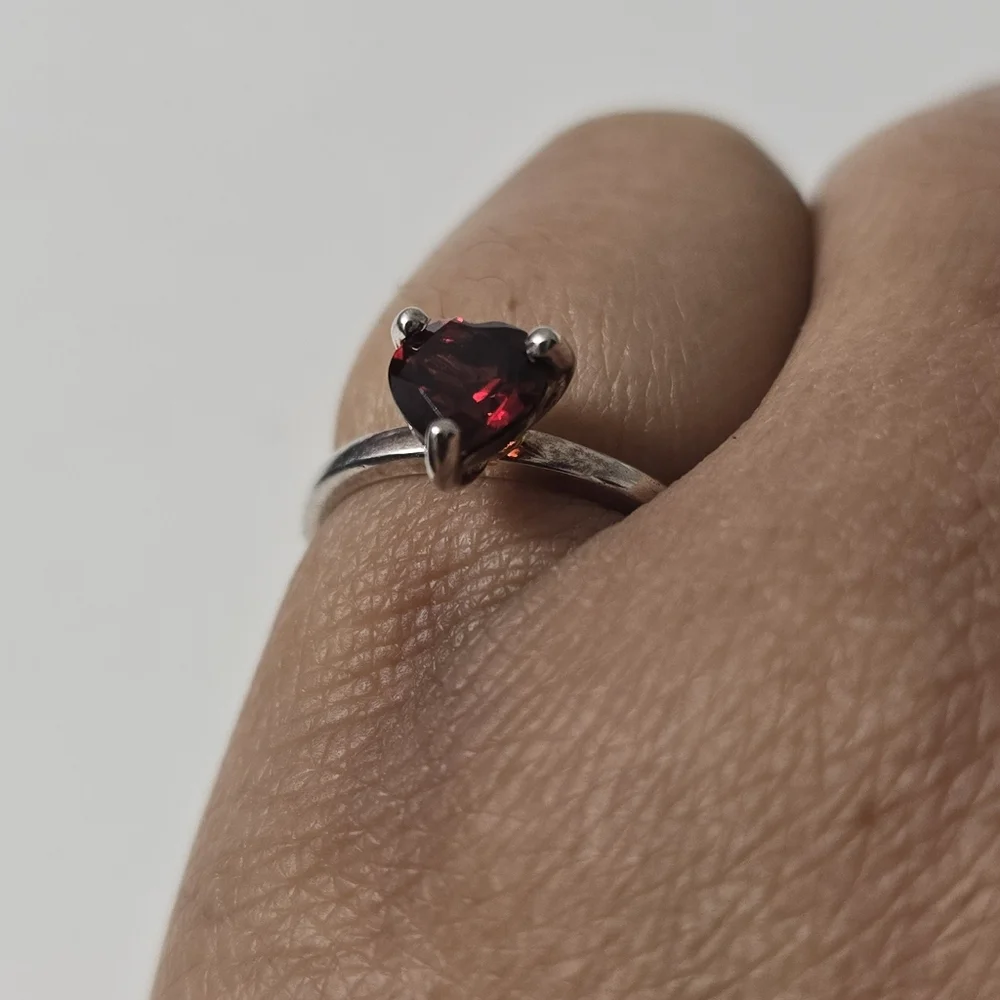 Sterling Silver 925 Garnet Ring – A Heartfelt Sparkle